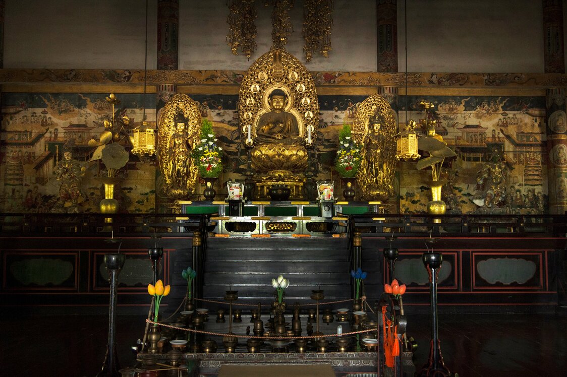 金堂内に鎮座する阿弥陀如来像。左右には、観音菩薩（ぼさつ）や勢至（せいし）菩薩などが並ぶ