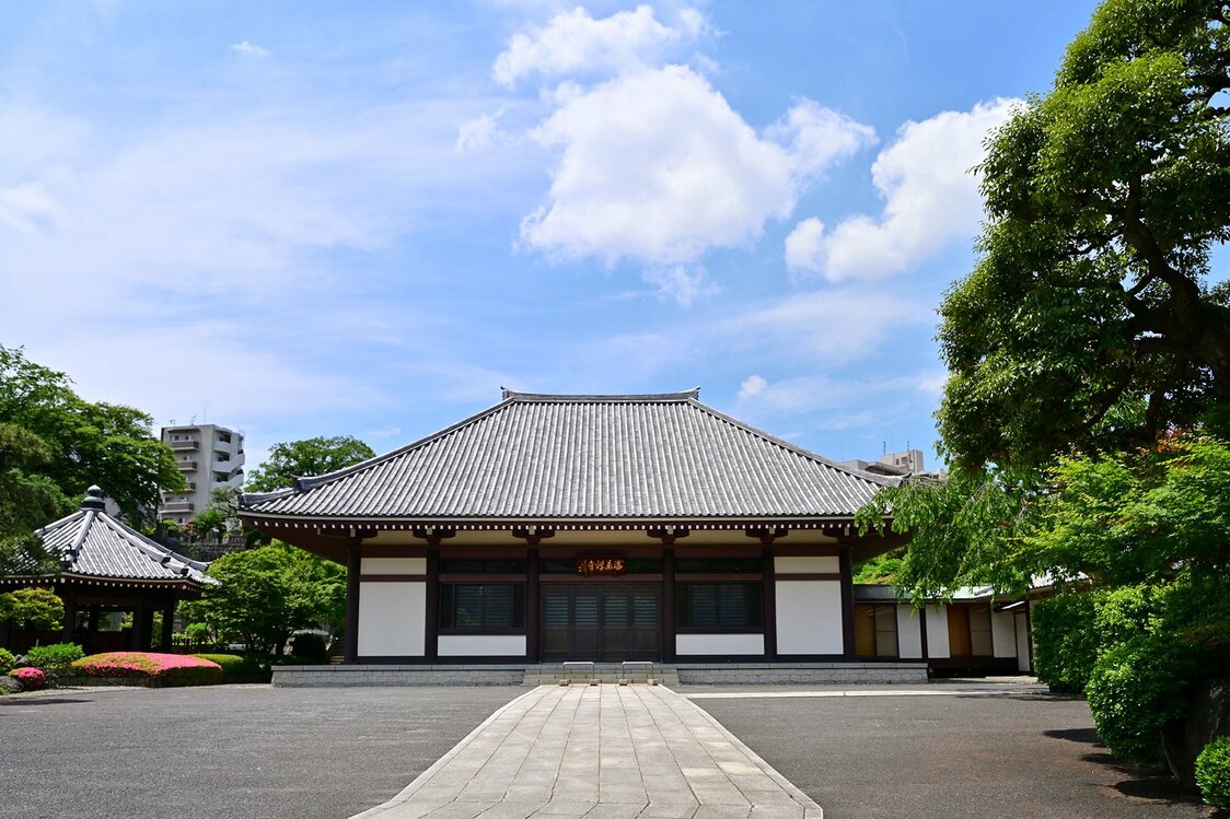 国道15号線（第1京浜）の西側に残る海晏寺の本堂。御本尊は今でも、サメから出てきたという伝承の正観音菩薩（ぼさつ）だ