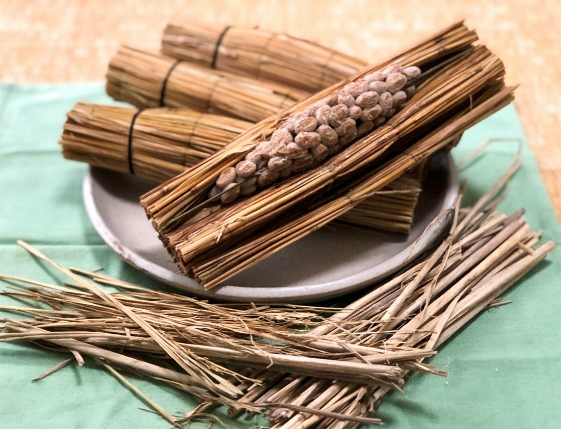 El nattō de antaño se elaboraba envolviendo los granos de soja cocidos en paja de arroz.