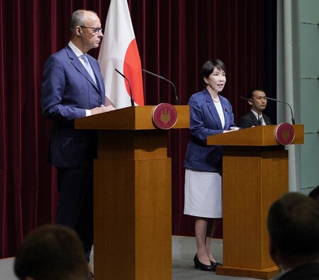 Japanese Prime Minister Sanae Takaichi (right) and German Chancellor Friedrich Merz hold a joint press conference at the prime minister's office in Tokyo on Wednesday.