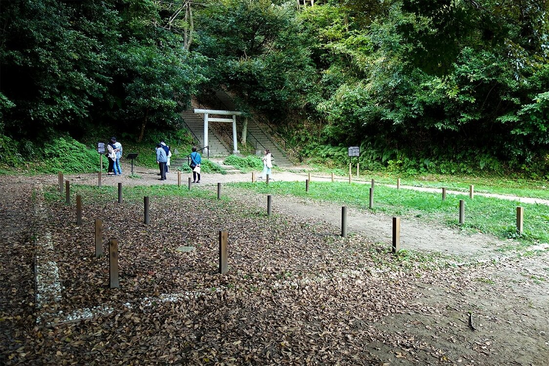 2005年の発掘調査で遺構が見つかった北条義時の法華堂（墳墓堂）跡、源頼朝の法華堂の東側に建てられた（筆者撮影）