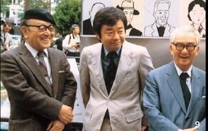 涩谷街头的电影节纪念物前(左三为电影评论家淀川长治先生)©1985 TIFF