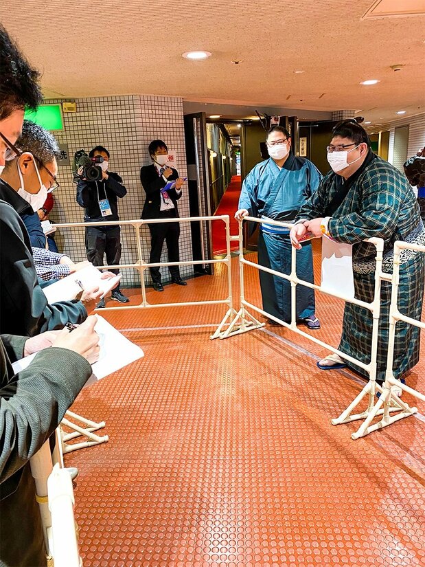 Reporting from the mixed zone at the March 2020 tournament. (© Nagayama Satoshi)