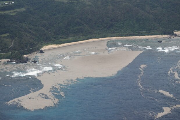 沖縄本島に漂着した、小笠原諸島の海底火山から噴出したとみられる軽石＝２４日、沖縄県国頭村［海上保安庁提供］（時事）