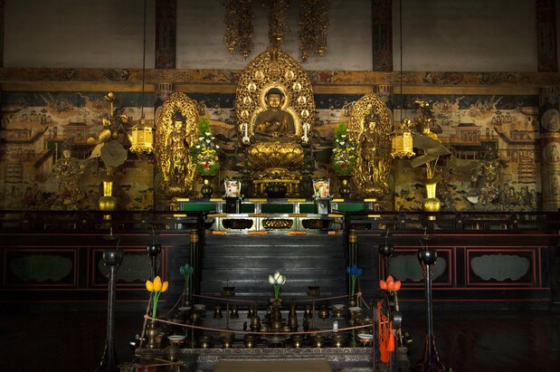 金堂の須弥壇。阿弥陀如来像の左右には、観音菩薩（ぼさつ）や勢至（せいし）菩薩などが並ぶ