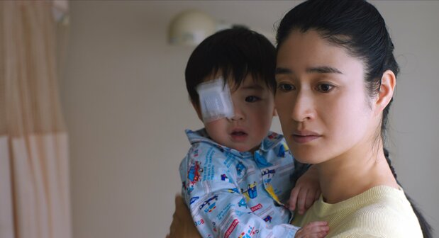 智は3歳で右目の視力を失った ©THRONE / KARAVAN Pictures