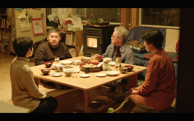 北海道最古の映画館・大黒座の三上雅弘館長(本人)宅でおもてなしを受ける渡辺 ©cinemadrifters