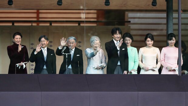 「平成」最後となる新年一般参賀に臨まれる当時の天皇両陛下、皇太子ご夫妻、秋篠宮ご夫妻ら=2019年1月2日(時事)