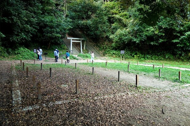 2005年の発掘調査で遺構が見つかった北条義時の法華堂(墳墓堂)跡、源頼朝の法華堂の東側に建てられた(筆者撮影)</span></p>
<p>バナー写真:後鳥羽上皇御火葬塚、村上助九郎さんは宮内庁非常勤職員として御火葬塚の管理も任されている(筆者撮影)
