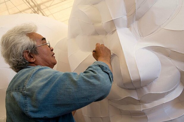 東北電力ねぶた愛好会の「南光坊 天海」を制作中のねぶた師、穐元和生(あきもと・わせい)さん。
