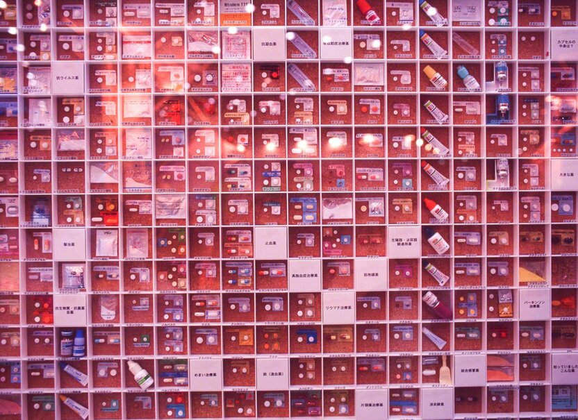 A small part of the vast constellation of medicines available today. More than 25,000 types of drugs are licensed for use in Japan, one of the world’s top nations in terms of medicine consumption. (© Ōnishi Naruaki)