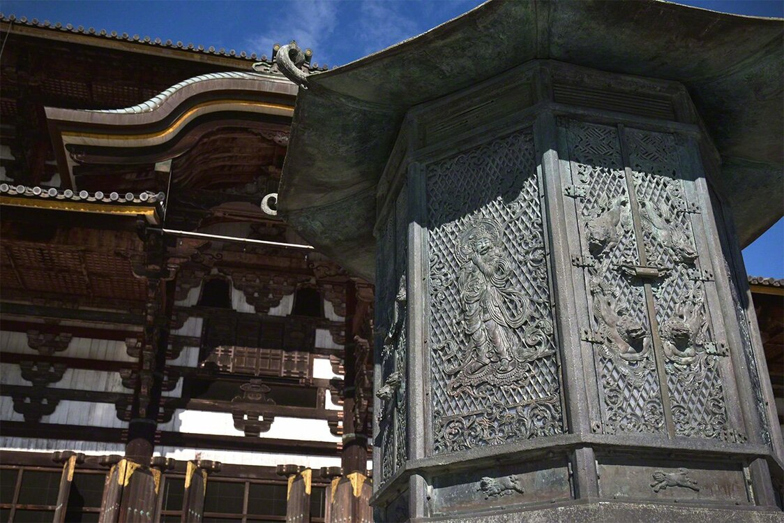The octagonal lantern that stands in front of the Great Buddha Hall at Tōdaiji. At around 4.6 meters, it is the largest as well as the oldest gold-and-bronze lantern in Japan, and a national treasure. (© Muda Tomohiro)