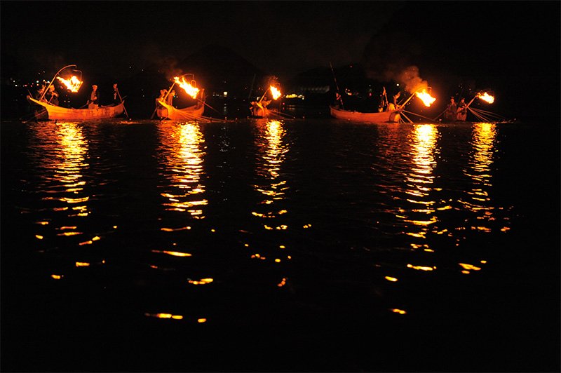 At the end of the fishing each night, all of the boats chase and catch sweetfish together, a routine known as sōgarami.