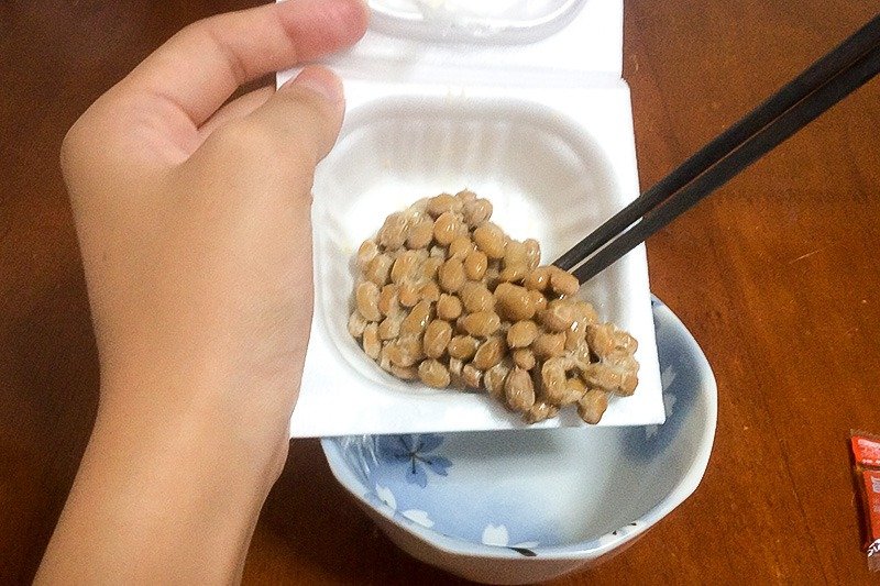 把纳豆倒在小碗里