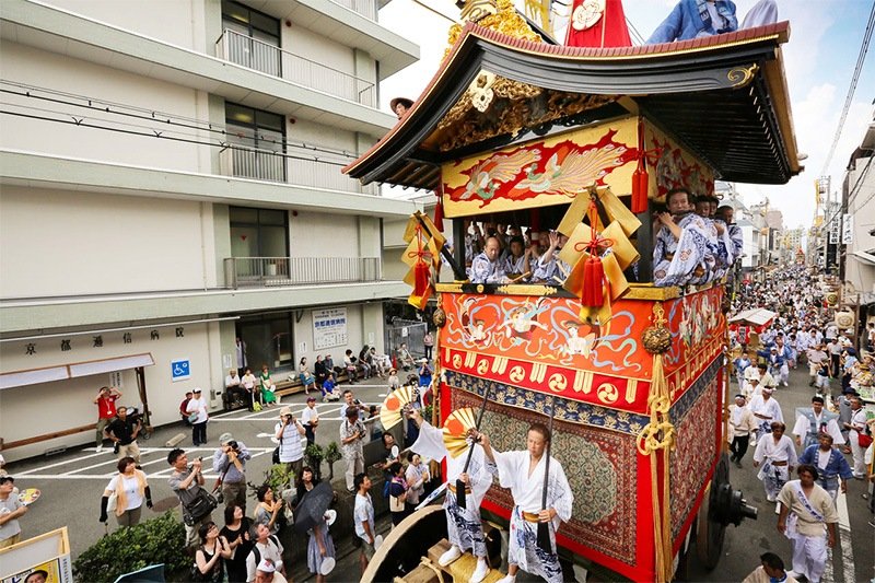 Gion matsuri. Sur les yamahoko, des hallebardes et des sabres longs sont dressés en haut du char.
