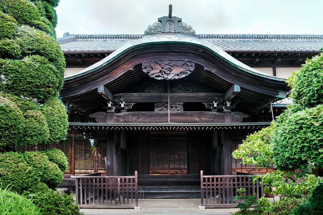 主屋採用了造型優美的唐破風屋頂