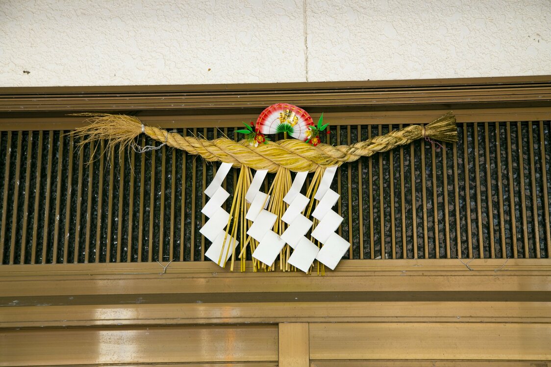 Les décorations du Nouvel An en corde de paille sacrée placées sur l’entrée des maisons étaient autrefois maintenues tout au long de l’année pour prouver qu’aucun chrétien caché n’y vivait. Elles peuvent être aujourd’hui observées dans certaines zones d’Amakusa et Shimabara à Nagasaki.