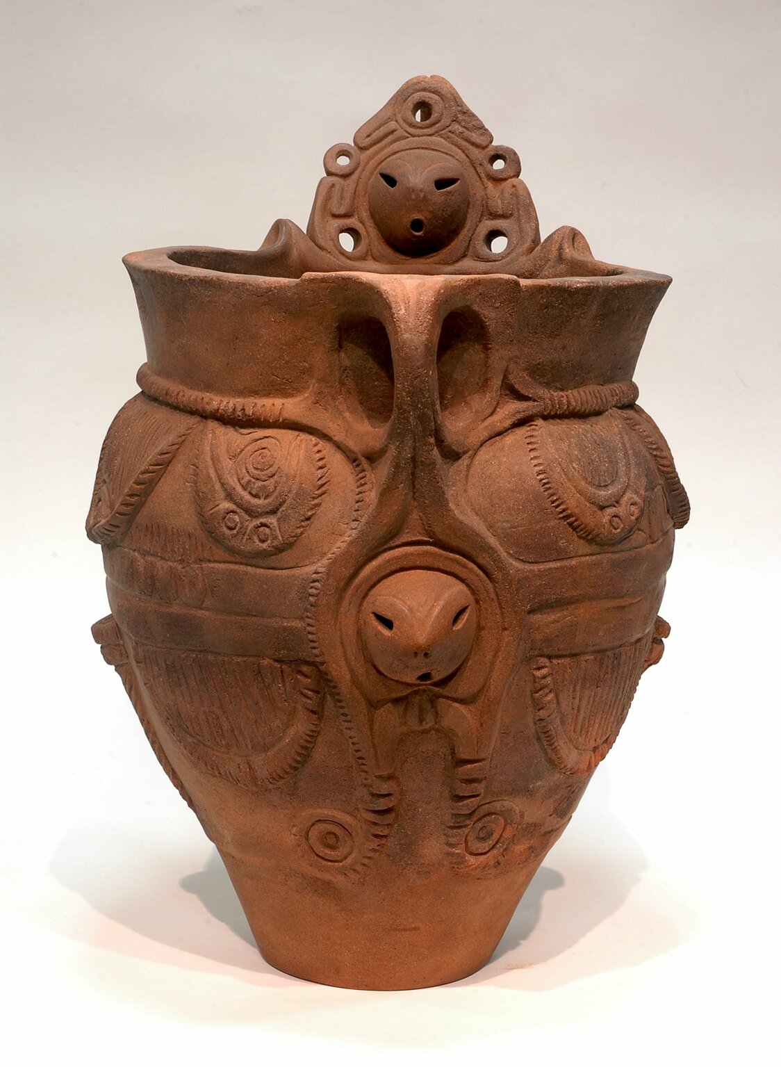 Vasija de tierra de tema natalicio hallada en el yacimiento arqueológico de Tsugane-Goshomae, en la prefectura de Yamanashi. (Fotografía cortesía de la Comisión Municipal de Educación de Hokuto)