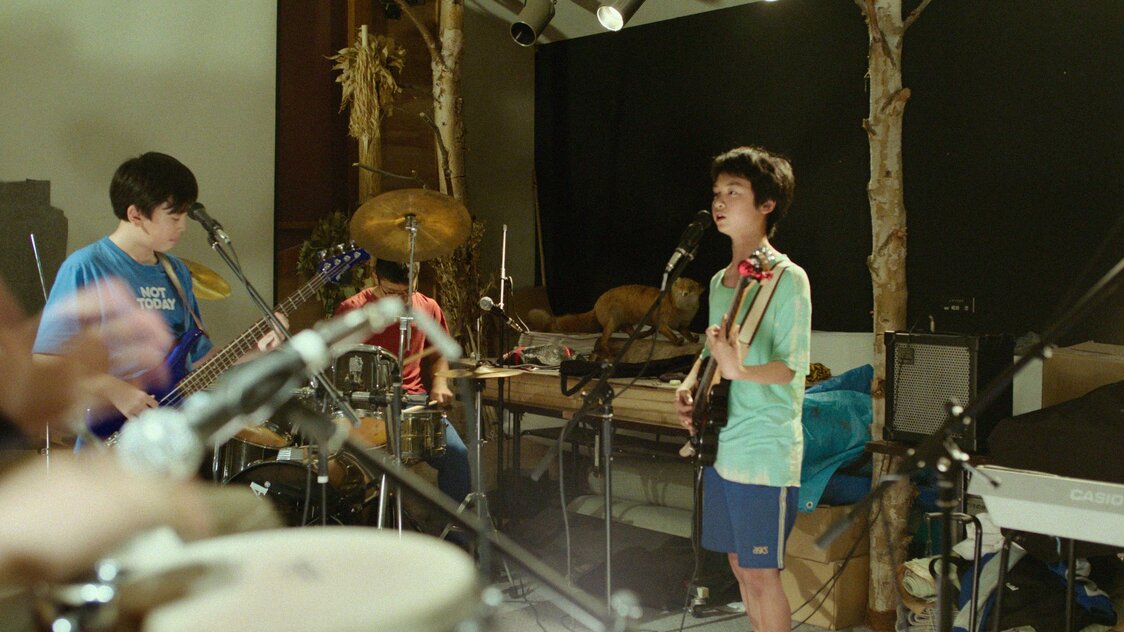 Le groupe de rock avec lequel joue Kanto dans le film est son véritable groupe dans la vie. La musique joue un rôle important dans ce long-métrage. (© Ainu Mosir LLC/Booster Project)