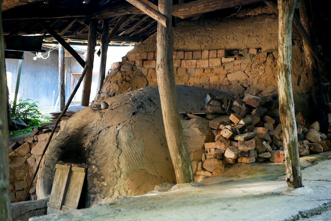 Un four montant à Hagi, où la chaleur générée dans la partie inférieure remonte dans la partie supérieure pour cuire la poterie. (Pixta)