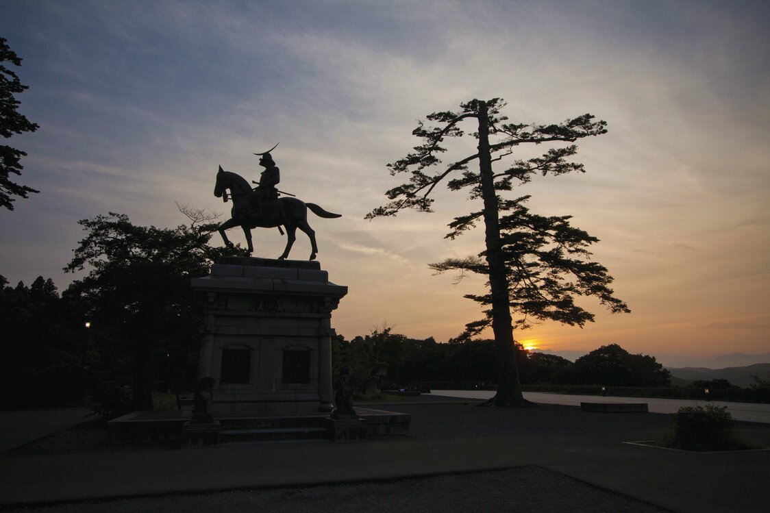 Statue de Date Masamune au soleil couchant