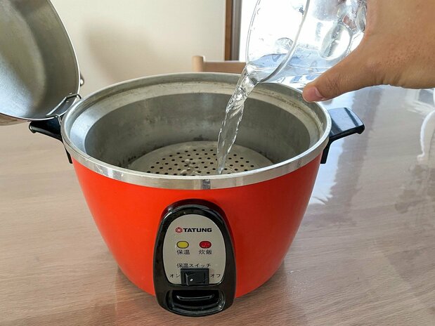 電鍋の外鍋に水を注ぐ。細かく計量しなくてもアバウトでOK!