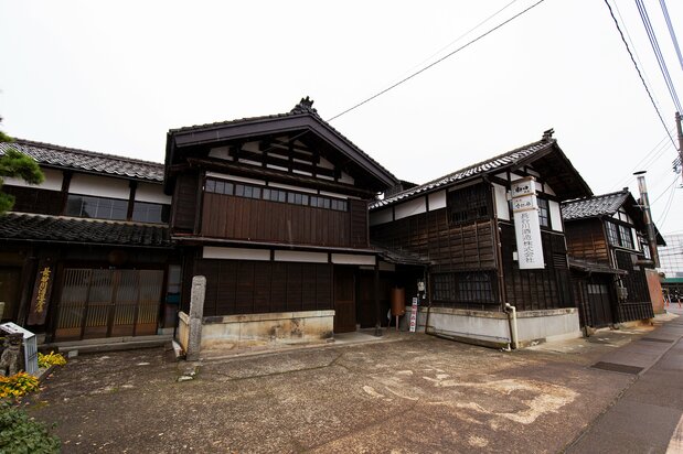 El edificio principal de la empresa de sake Hasegawa, conocida por su producto Echigo sekkōbai, fue construido en 1886 y reformado en los últimos años del periodo Taishō.