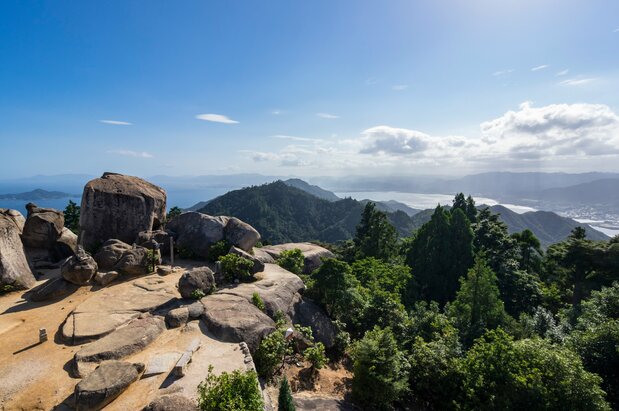 La vista del monte Misen (Miyajima), en cuyo camino a la cumbre hay grandes rocas. (Imagen de PIXTA)