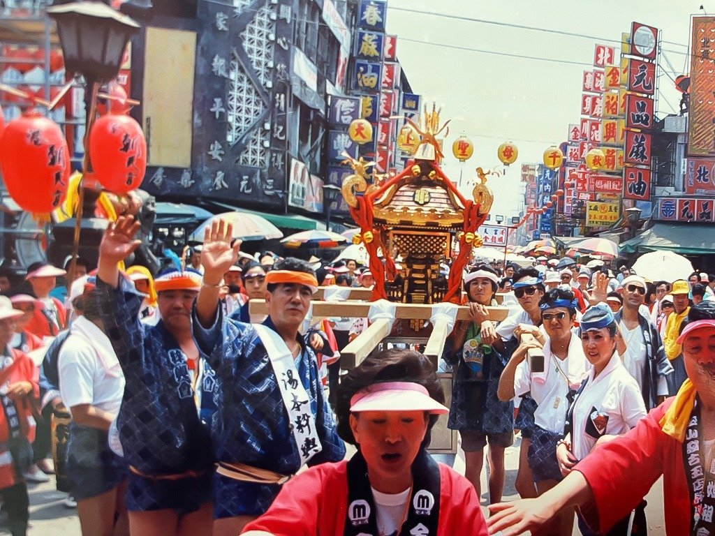 1991年5月、福寿院は神輿を一基、台湾の北港朝天宮に寄贈した。神輿が当地で担がれ、大変なにぎわいを見せた（福寿院提供）