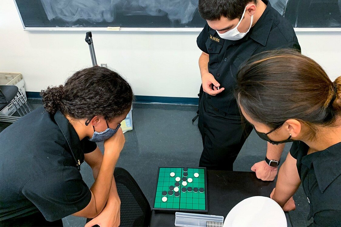 オセロに興じる学生達