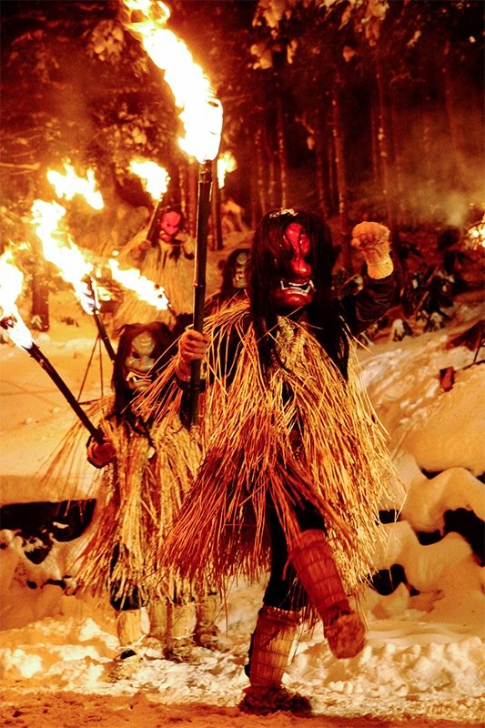 Des Namahage défilant torche à la main dans la neige (Photo avec l’aimable autorisation de la ville d’Oga)