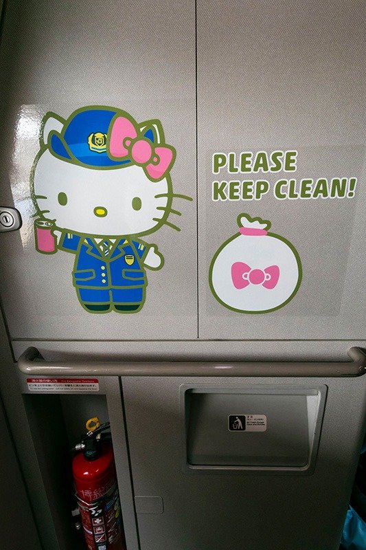 Hello Kitty nos indica dónde están las papeleras.