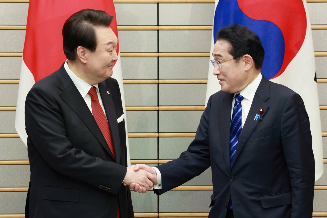 会談の冒頭、握手する国の韓国の尹錫悦大統領（左）と岸田文雄首相＝3月16日、首相官邸（時事）