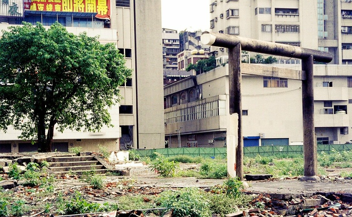 不法住宅が撤去された直後の様子。鳥居が突如現れた（1996年筆者撮影）