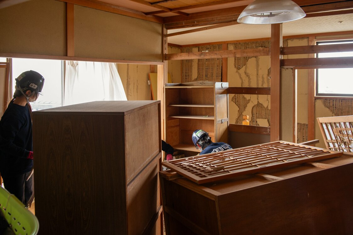El interior de una casa en la que los muebles cayeron y las paredes de tierra se derrumbaron.