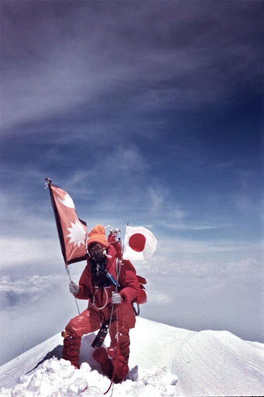 Tabei Junko en la cima del Everest el 16 de mayo de 1975. (© Yomiuri Shimbun/Aflo)