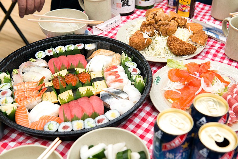 ¿Qué suelen comer los japoneses bajo los cerezos?