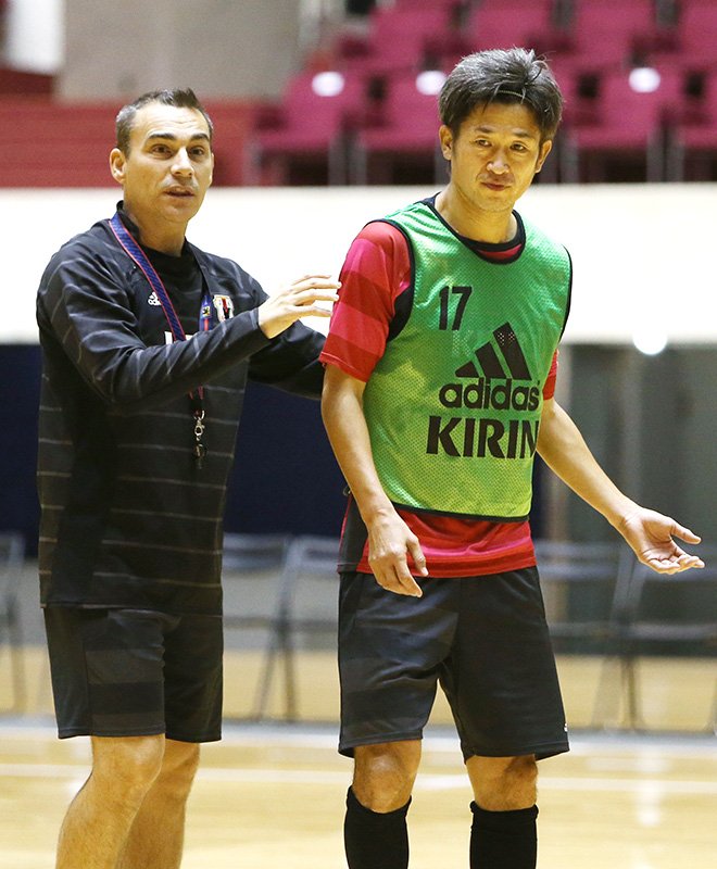 Miura Kazuyoshi, surnommé « King Kazu », légende du football japonais, a intégré l’équipe nationale de futsal à 45 ans, une nouvelle qui a fait sensation (2012, Jiji Press)