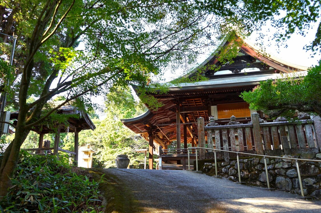 El pabellón principal del santuario de Sakakiyama Hachiman. En el recinto también está el santuario de Matsuo, donde está consagrada la deidad protectora de la fabricación del sake. (Fotografía: Ukita Yasuyuki)