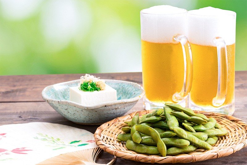بيرة وفول الإداماميه وهياياكو (توفو بارد).