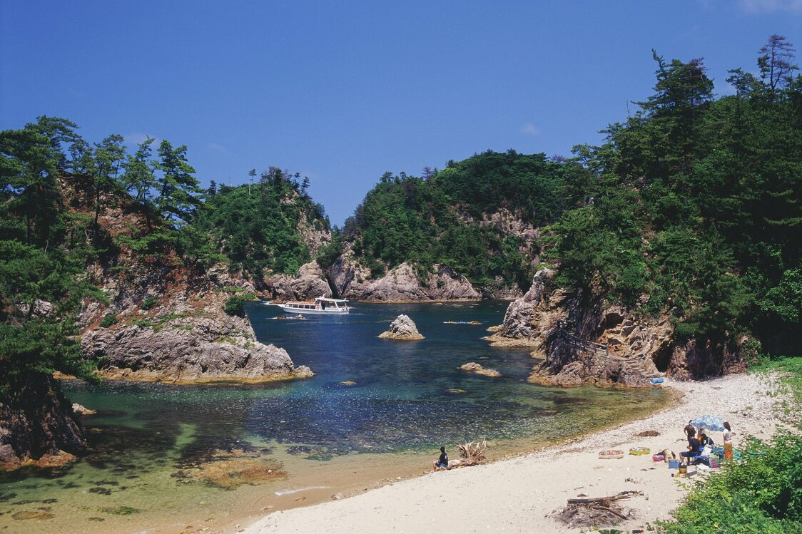 白色沙滩与奇岩怪石构成的神秘美景