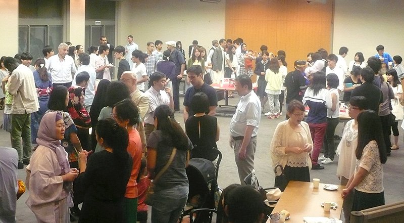 2014年7月9日に同志社大学で開催されたイフタール会の様子。京都在住のムスリムの学生および教授のためばかりでなく、日本人にイスラム文化を紹介する目的で開催された（写真：筆者提供）