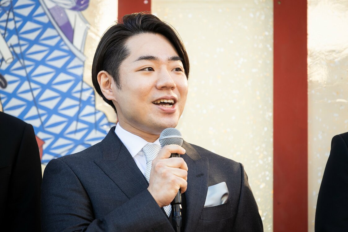 新メンバーに加わり、晴れやかな表情の鷹之資