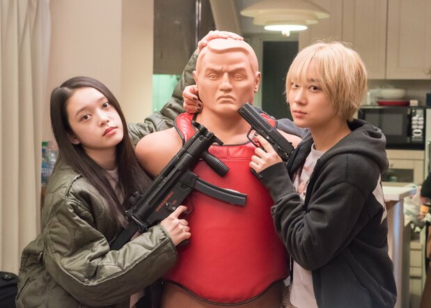 映画『ベイビーわるきゅーれ』のちさと(髙石あかり、左)とまひろ(伊澤彩織) ©2021「ベイビーわるきゅーれ」製作委員会