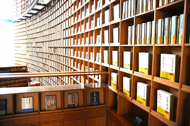 2万冊の蔵書を収めた高さ11メートルの書棚(司馬遼太郎記念館提供)