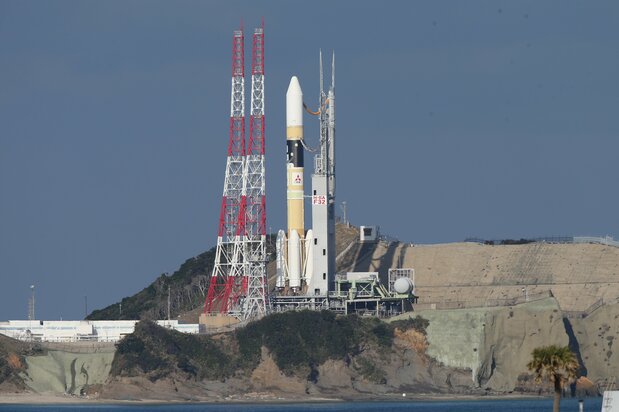 防衛省のXバンド通信衛星「きらめき2号」を搭載し、打ち上げを待つH2Aロケット32号機=2017年1月24日、鹿児島・種子島宇宙センター(時事)