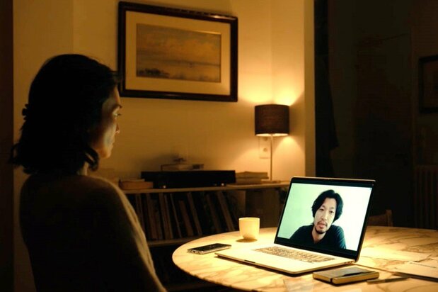 La idea de que la protagonista está casada es un detalle que no se encuentra en el guion original. Las videoconferencias de Sayoko con su marido (Aoki Munetaka), que está en Japón, son algo exclusivo de los tiempos modernos. © Cinéfrance Studios – Kadokawa Corporation - Tarantula