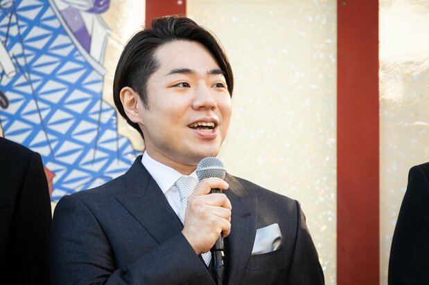 Takanosuke at the January 2 ceremony, happy to be among his young peers in the kabuki world. (© Nippon.com)