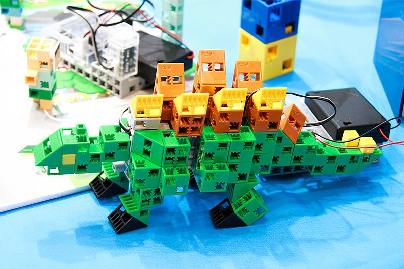 Dino Builder Triceratops (Artec). Hay cinco dinosaurios distintos en este juego de construcción con bloques de plástico (no solo triceratops). El de la foto es el estegosaurio.