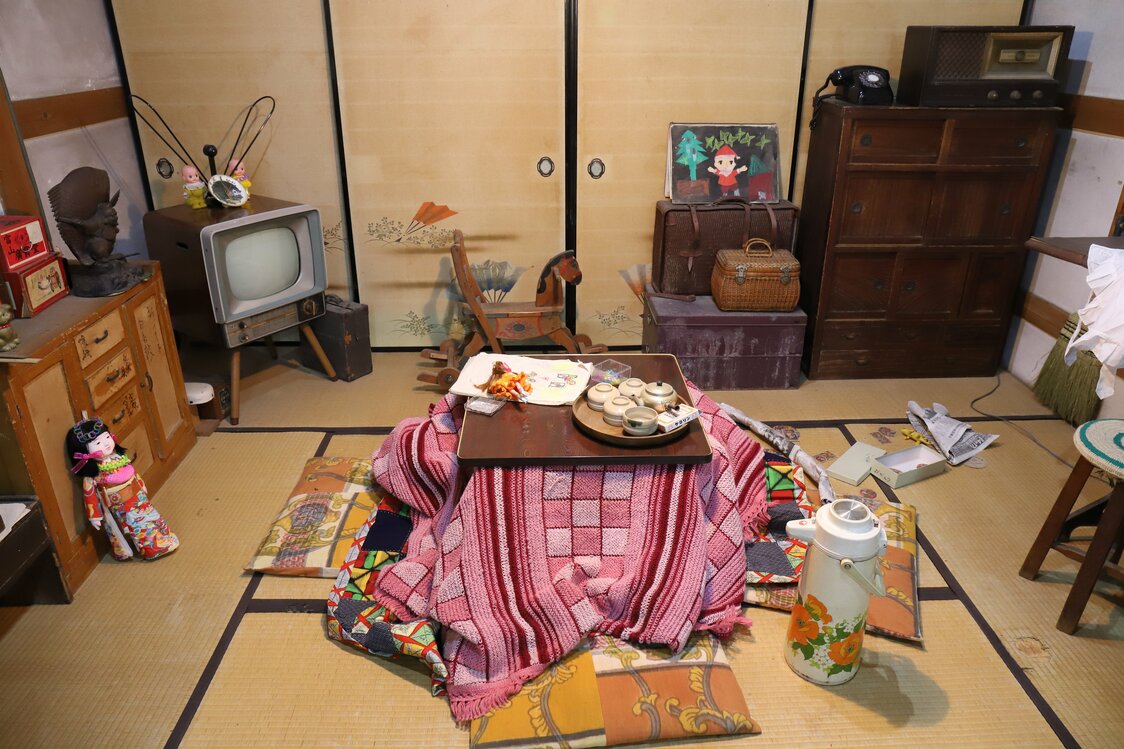La televisión se extendió rápidamente a los hogares japoneses en la década de 1950. (Pixta)